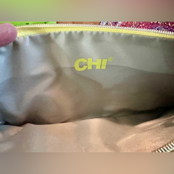 NWOT Chi brand zippered bag wristlet - Picture 3 of 3